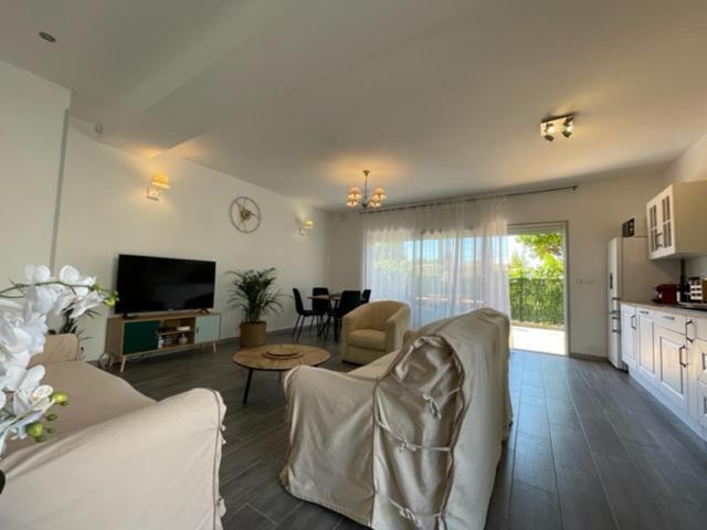 2 Pieces En Rdjardin Avec 2 Grands Terrasses Apartment อองทีบส์ ภายนอก รูปภาพ
